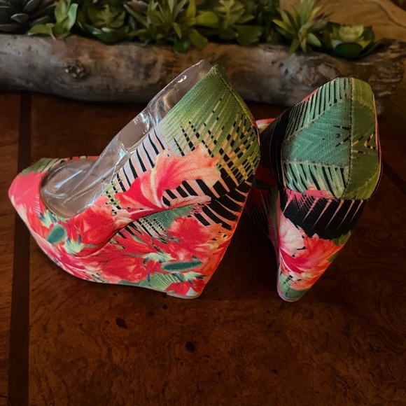 Colorful Aldo Platform Peep-Toe Heels - Picture 5 of 9